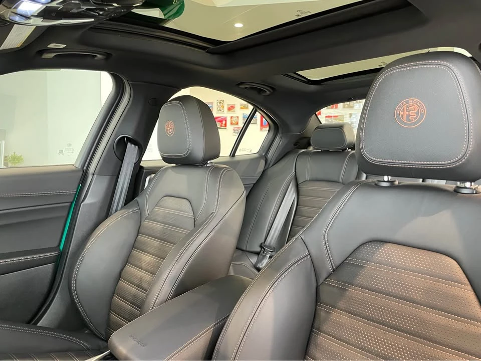 2025 Alfa Romeo Giulia - Image 7 of 9