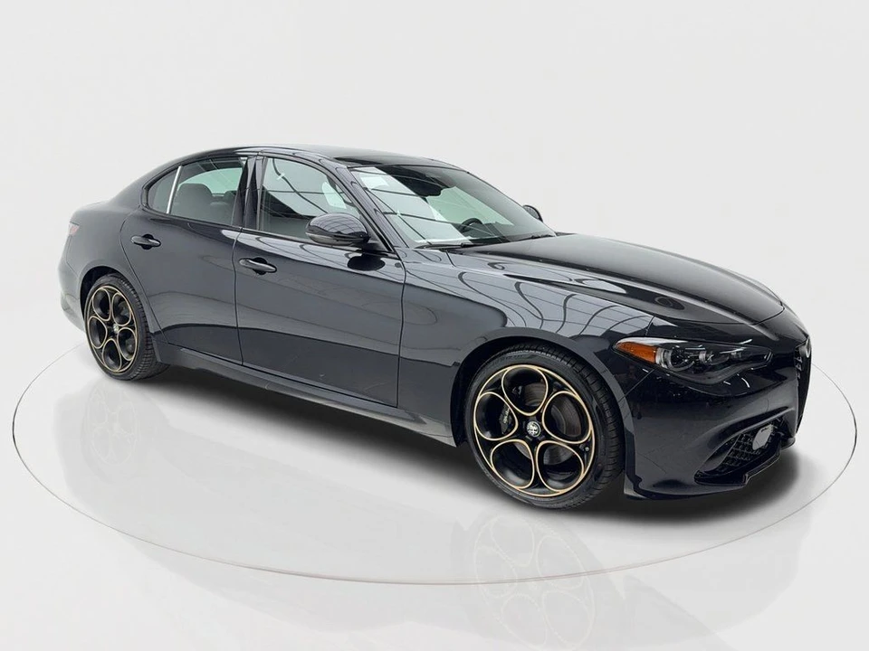2025 Alfa Romeo Giulia - Image 2 of 12