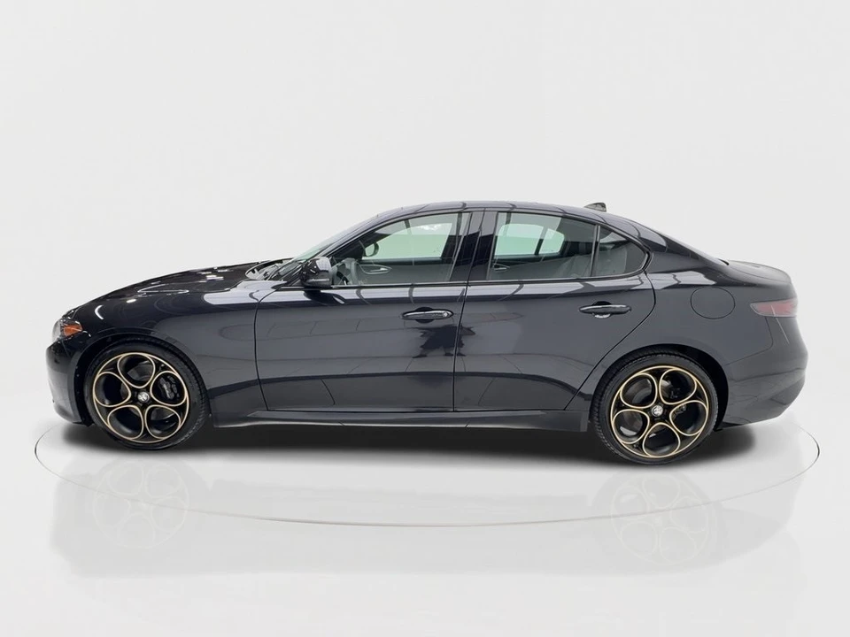 2025 Alfa Romeo Giulia - Image 6 of 12