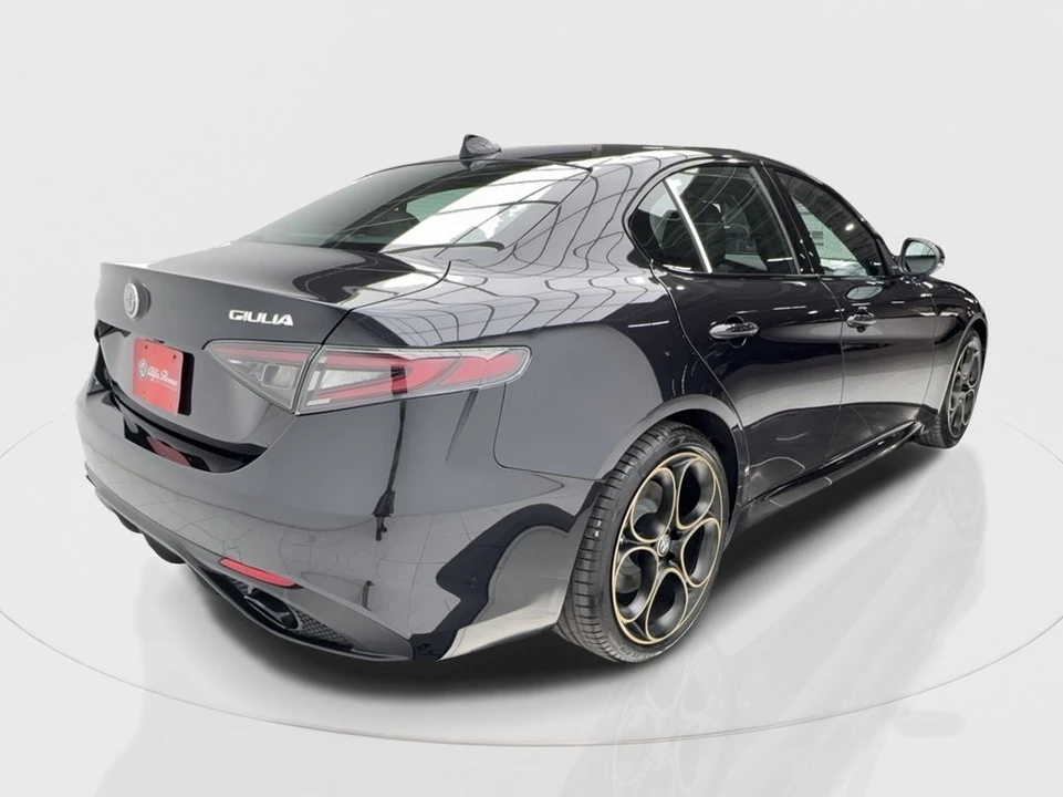 2025 Alfa Romeo Giulia - Image 8 of 12
