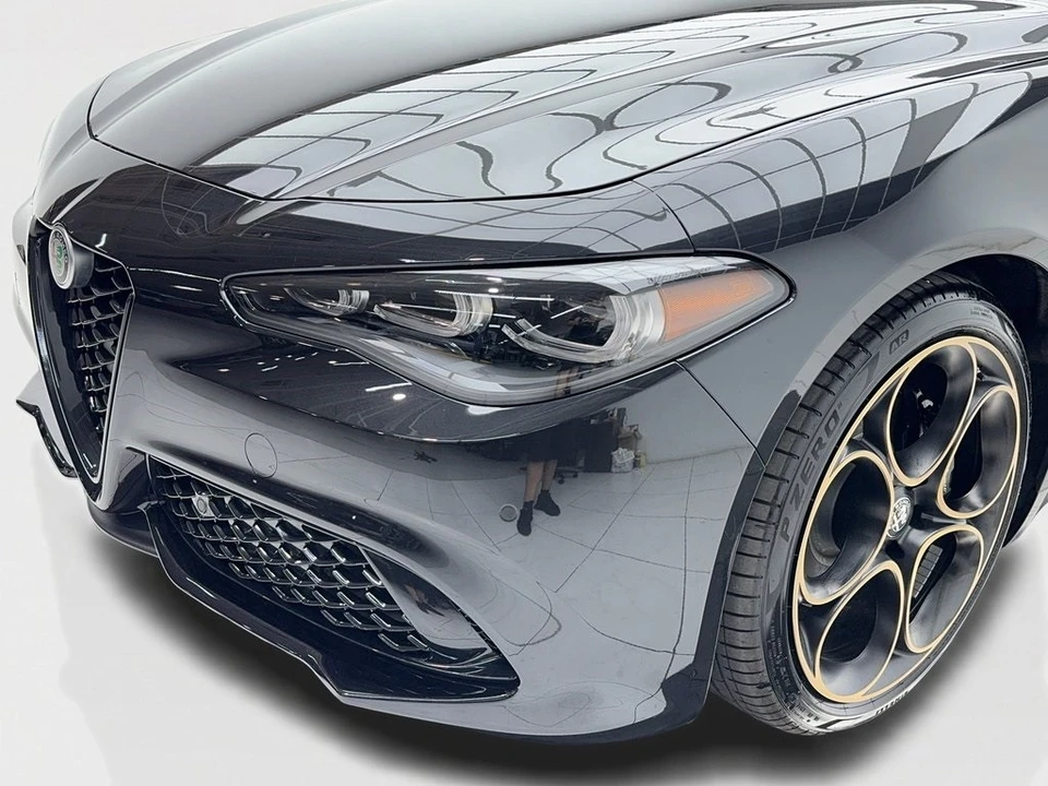 2025 Alfa Romeo Giulia - Image 5 of 12