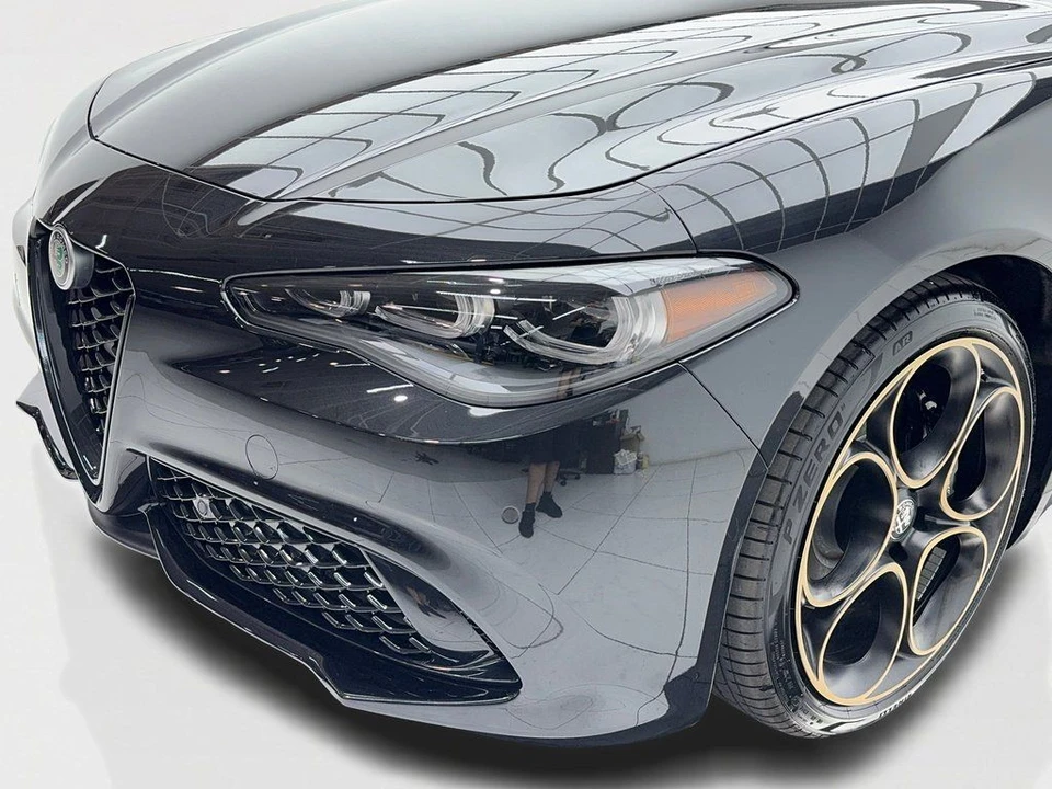 2025 Alfa Romeo Giulia - Image 5 of 12