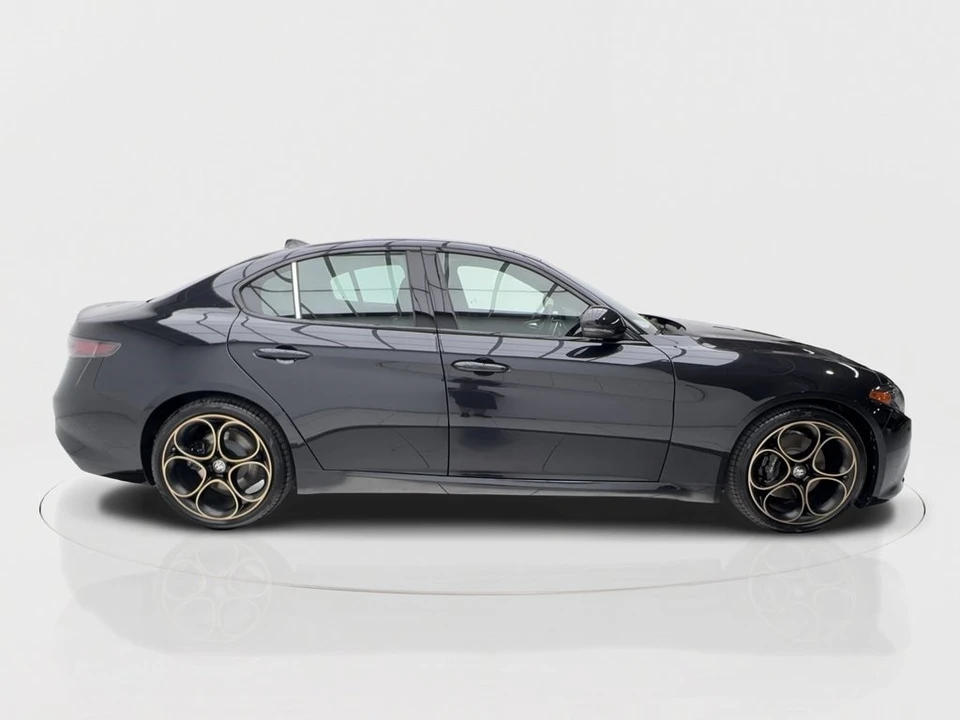 2025 Alfa Romeo Giulia - Image 7 of 12