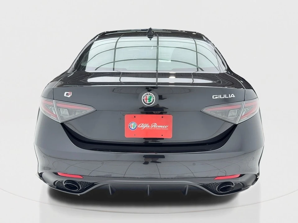 2025 Alfa Romeo Giulia - Image 10 of 12