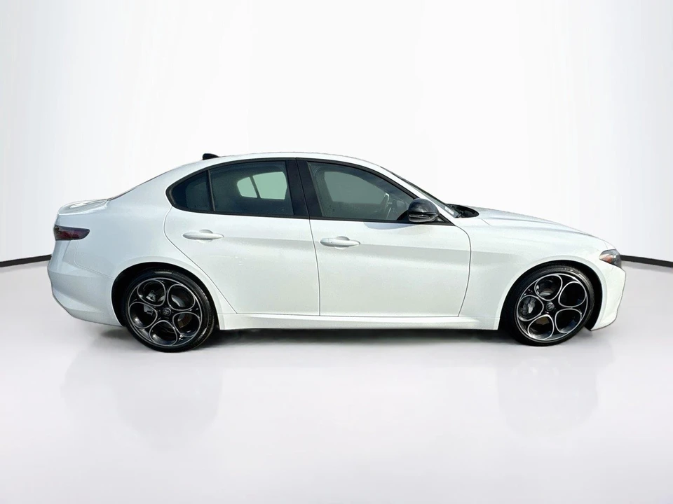 2025 Alfa Romeo Giulia - Image 6 of 31