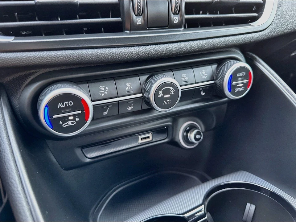 2025 Alfa Romeo Giulia - Image 21 of 31