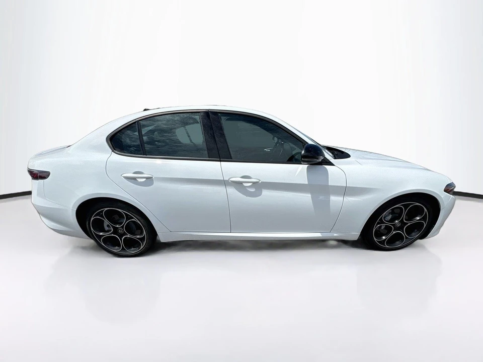 2025 Alfa Romeo Giulia - Image 6 of 16