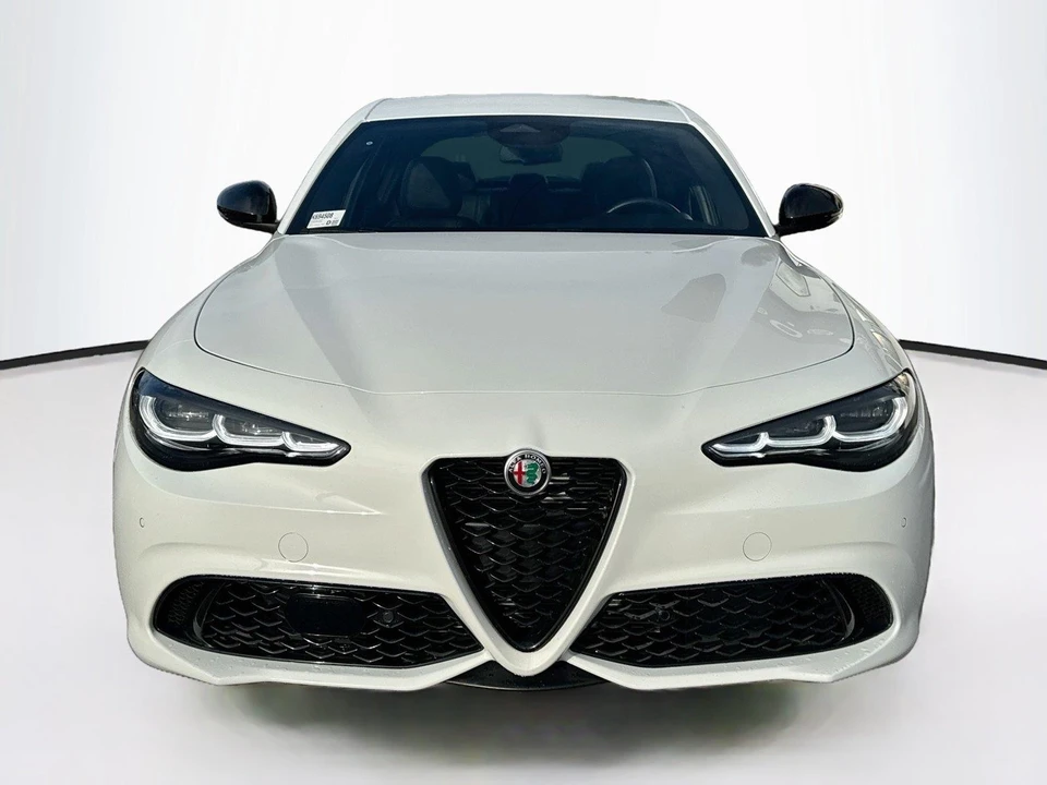 2025 Alfa Romeo Giulia - Image 8 of 31