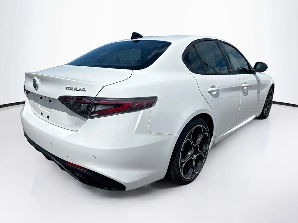 2025 Alfa Romeo Giulia - Image 5 of 16