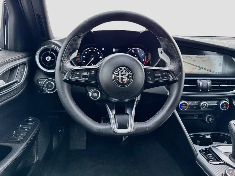 2025 Alfa Romeo Giulia - Image 10 of 31