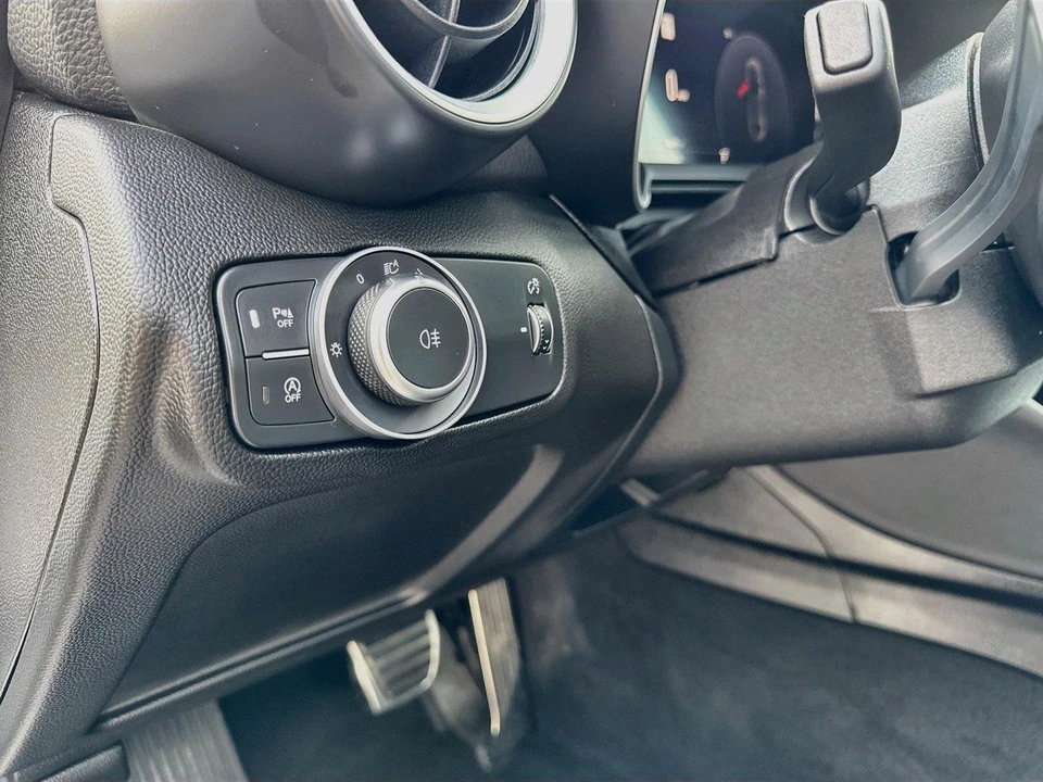 2025 Alfa Romeo Giulia - Image 14 of 31
