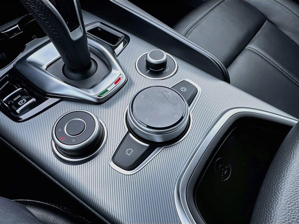 2025 Alfa Romeo Giulia - Image 19 of 31