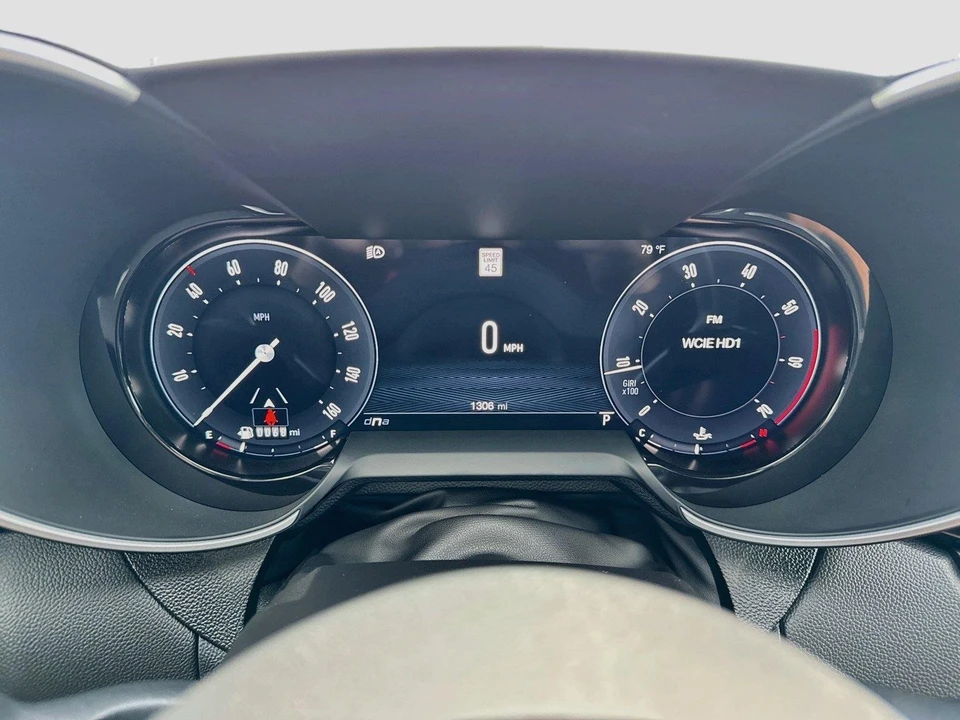 2025 Alfa Romeo Giulia - Image 11 of 31
