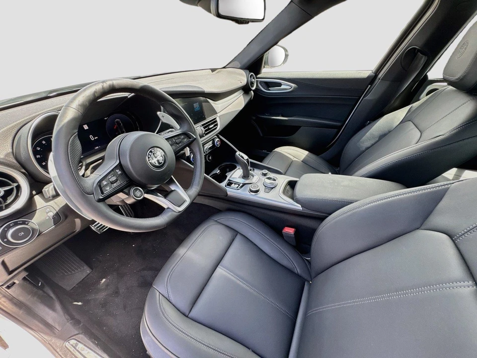 2025 Alfa Romeo Giulia - Image 11 of 16