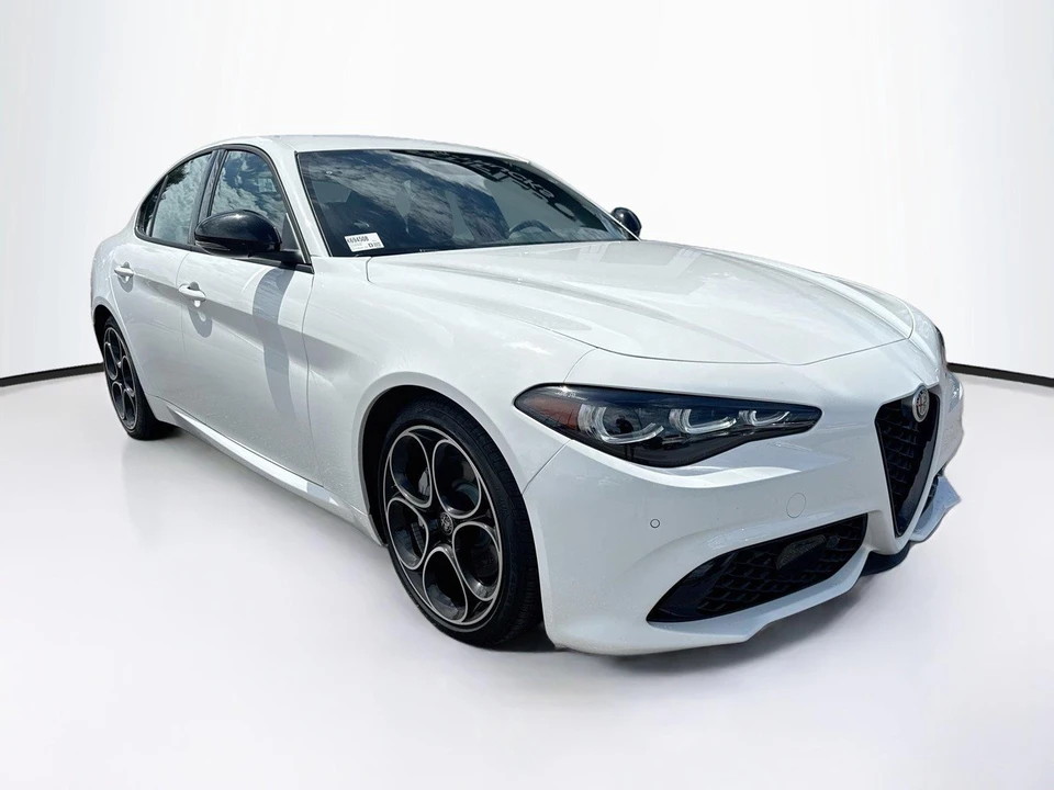 2025 Alfa Romeo Giulia - Image 7 of 16