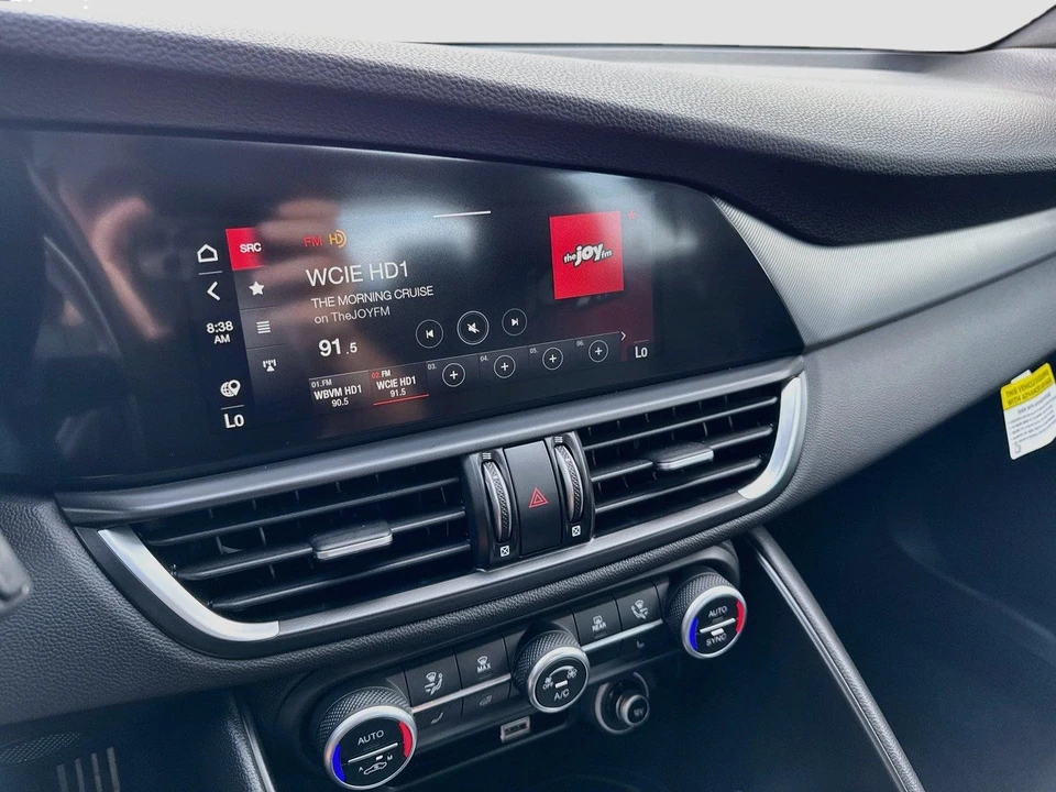 2025 Alfa Romeo Giulia - Image 16 of 31