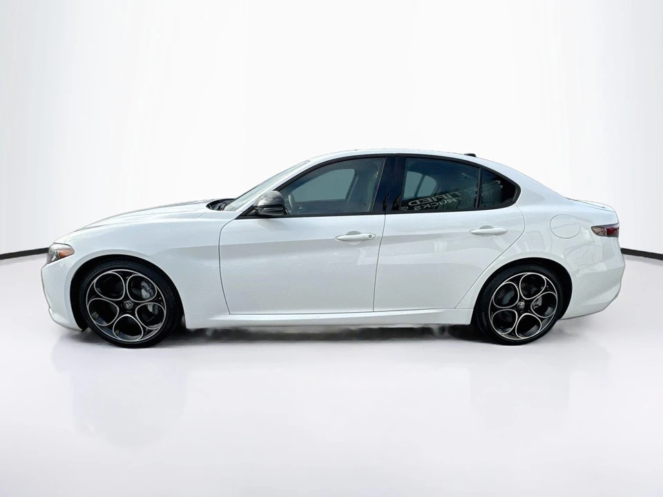 2025 Alfa Romeo Giulia - Image 2 of 31