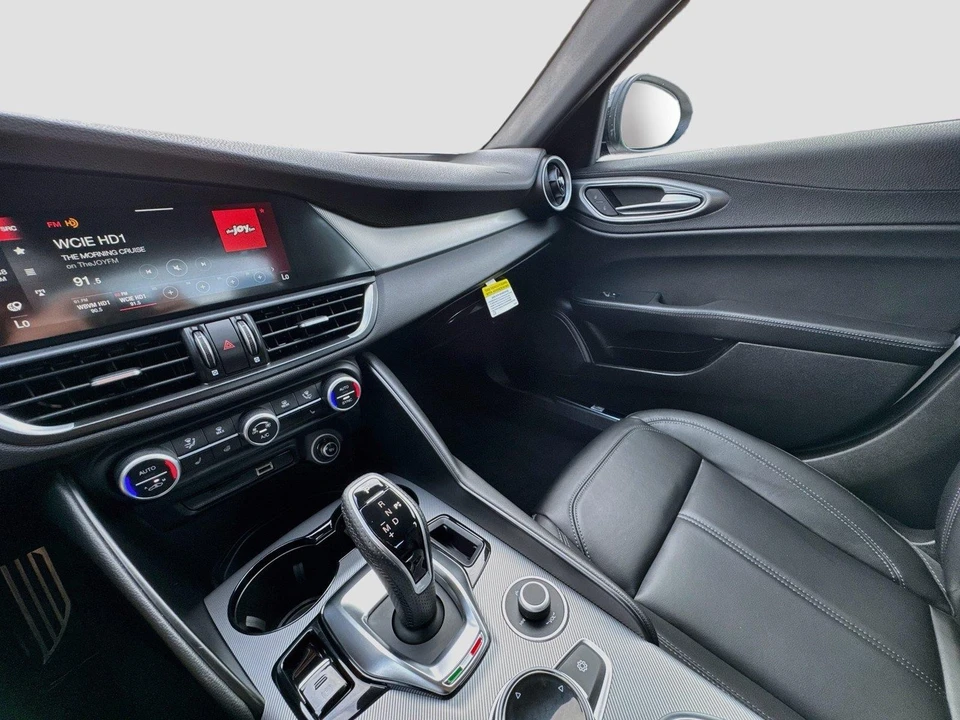 2025 Alfa Romeo Giulia - Image 15 of 31
