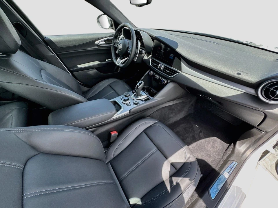 2025 Alfa Romeo Giulia - Image 15 of 16