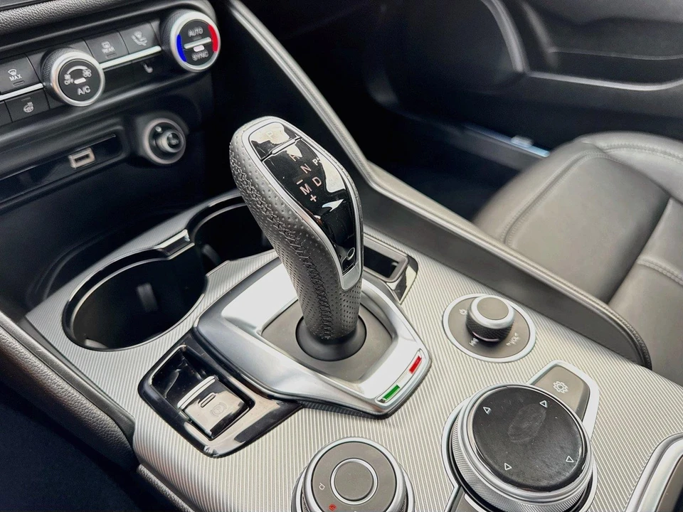 2025 Alfa Romeo Giulia - Image 22 of 31