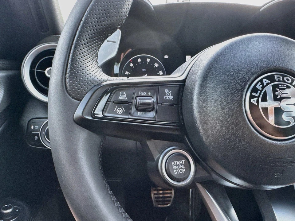 2025 Alfa Romeo Giulia - Image 12 of 31