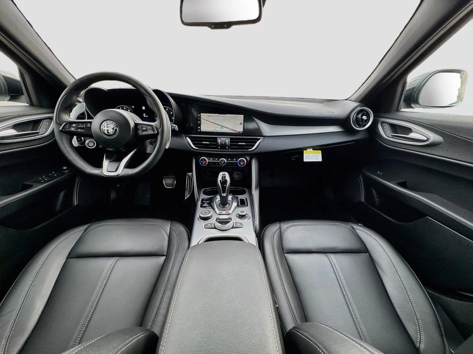2025 Alfa Romeo Giulia - Image 25 of 31