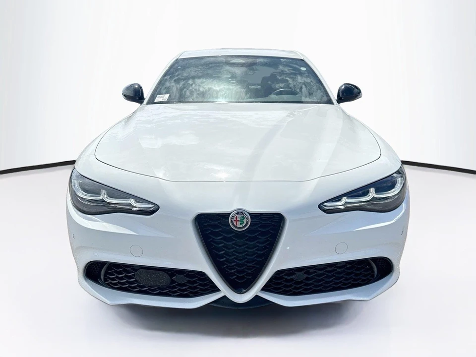 2025 Alfa Romeo Giulia - Image 8 of 16