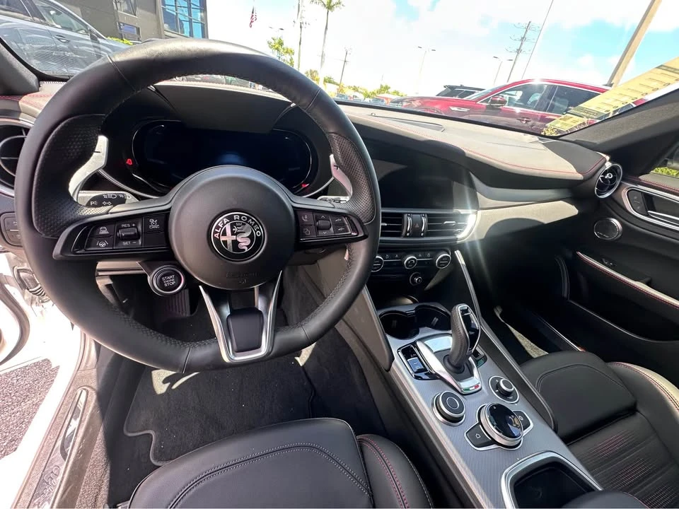 2025 Alfa Romeo Giulia - Image 11 of 16