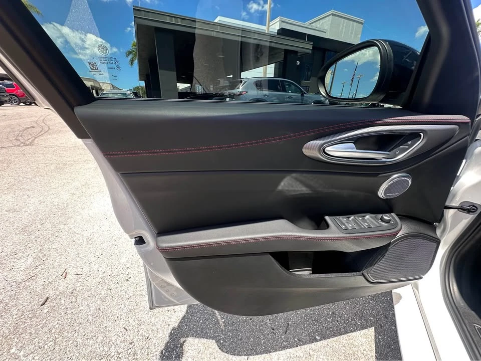 2025 Alfa Romeo Giulia - Image 9 of 16