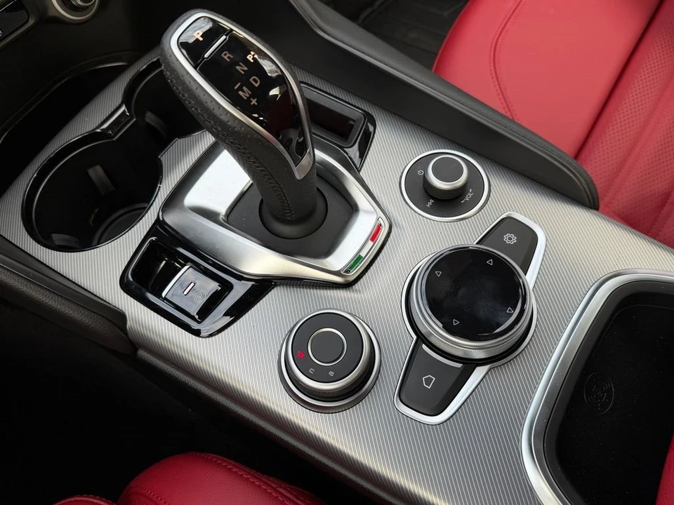 2025 Alfa Romeo Giulia - Image 28 of 31