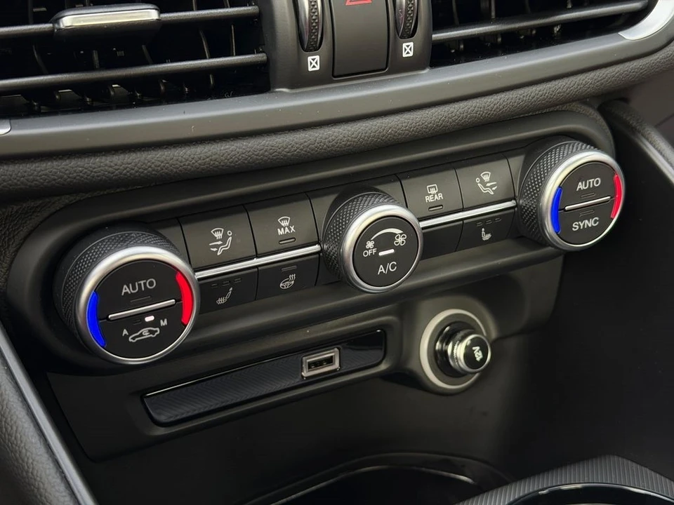 2025 Alfa Romeo Giulia - Image 26 of 31