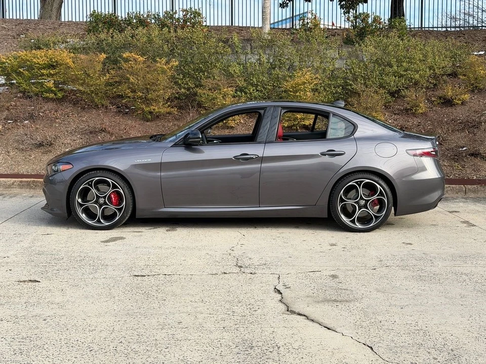 2025 Alfa Romeo Giulia - Image 10 of 31