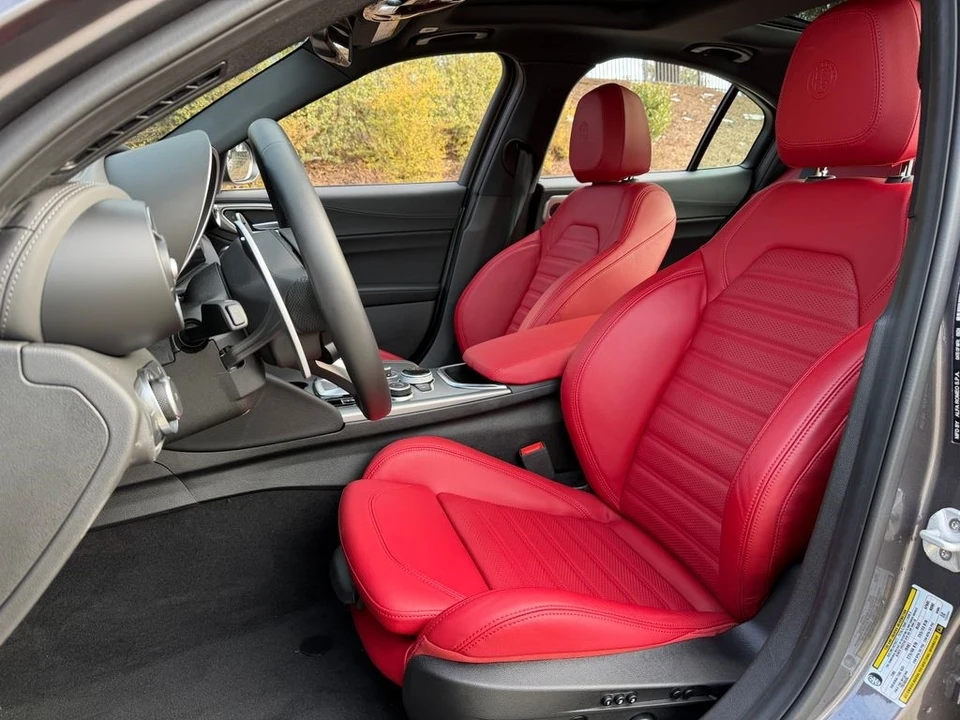 2025 Alfa Romeo Giulia - Image 18 of 31