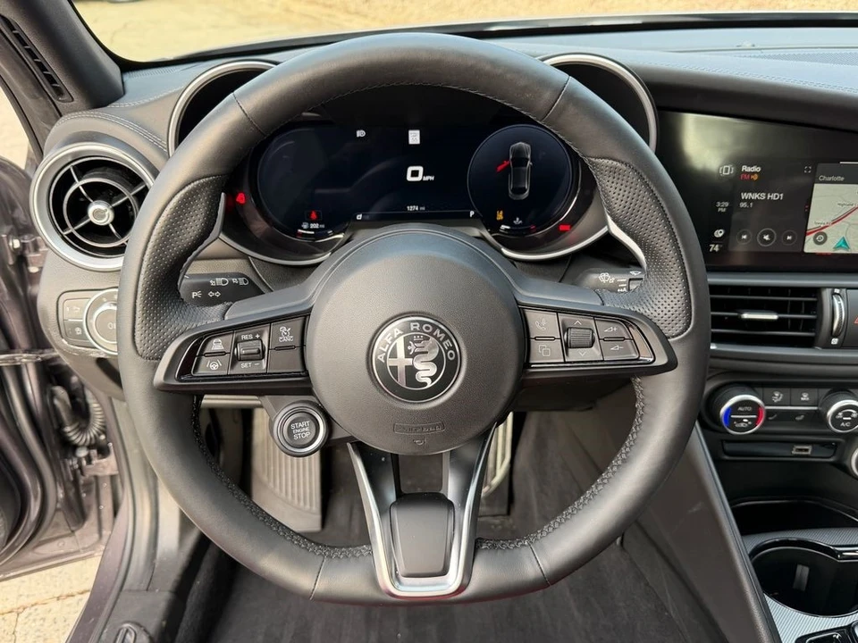 2025 Alfa Romeo Giulia - Image 19 of 31