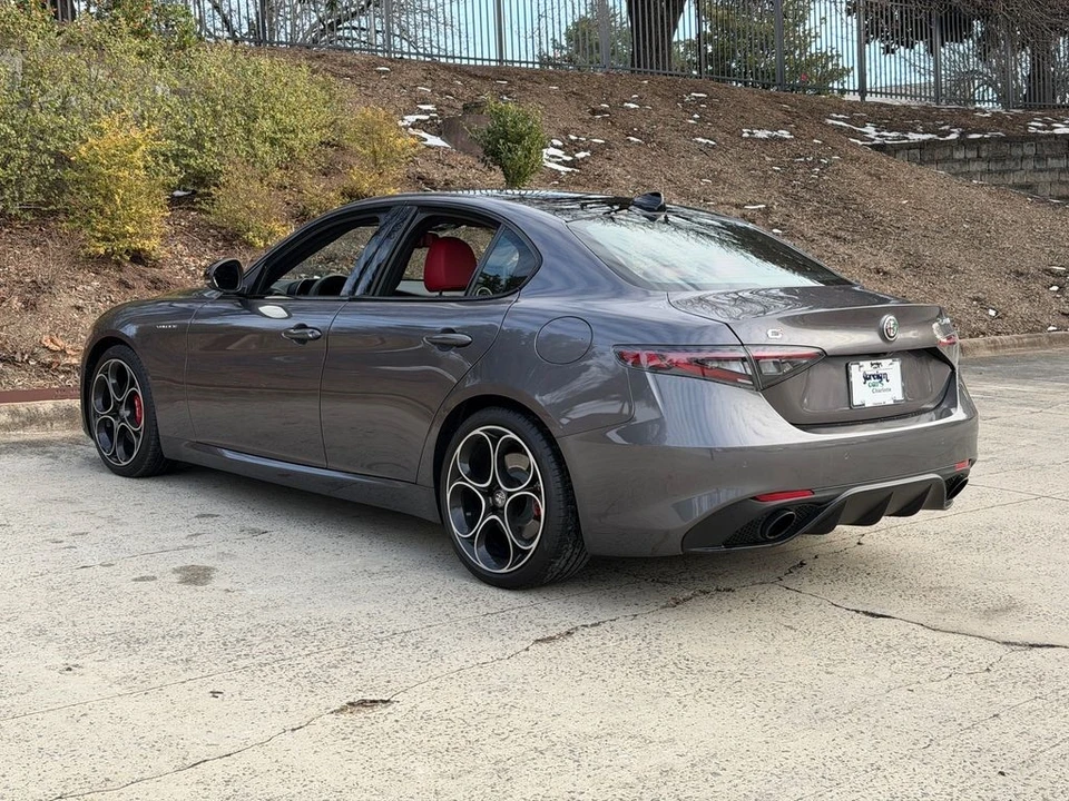 2025 Alfa Romeo Giulia - Image 9 of 31