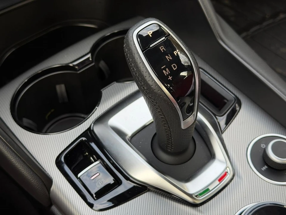 2025 Alfa Romeo Giulia - Image 27 of 31