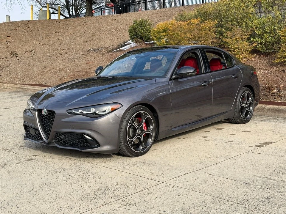 2025 Alfa Romeo Giulia - Image 2 of 31