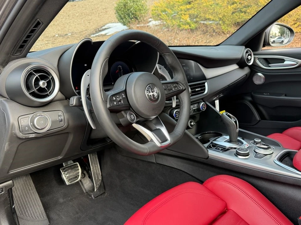 2025 Alfa Romeo Giulia - Image 17 of 21