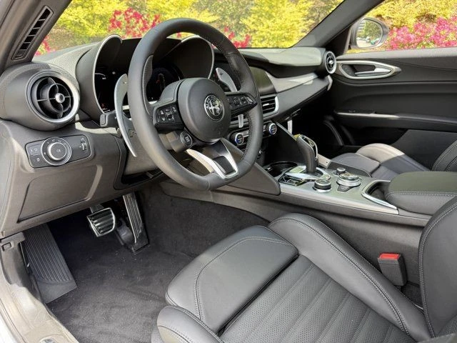 2025 Alfa Romeo Giulia - Image 14 of 21
