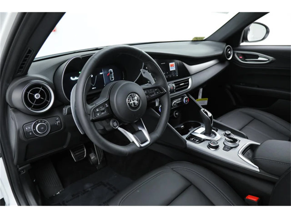 2025 Alfa Romeo Giulia - Image 15 of 21