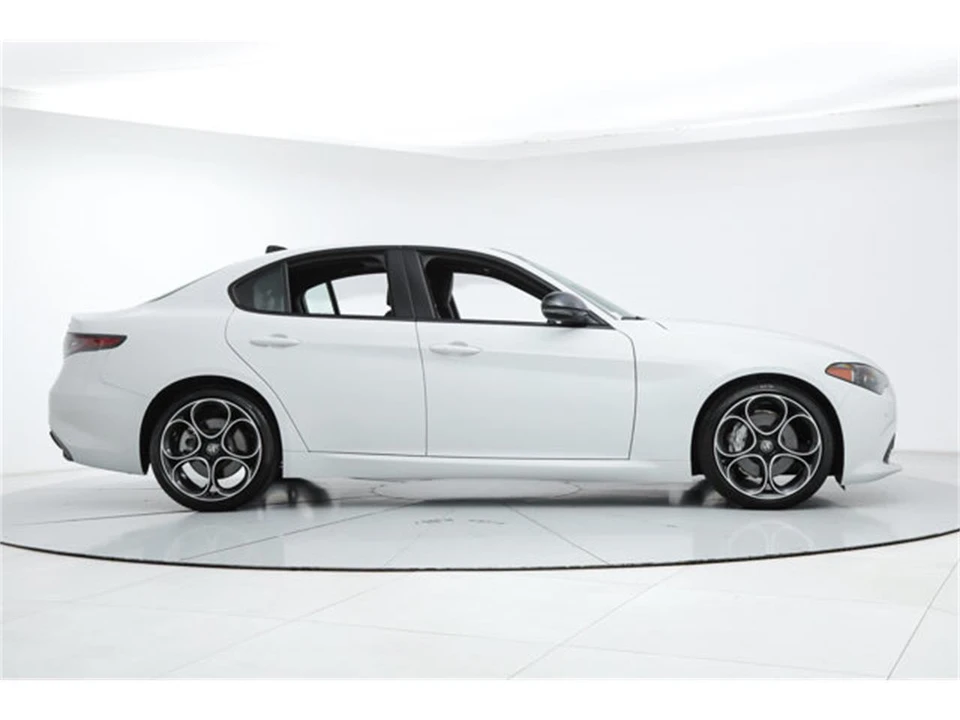 2025 Alfa Romeo Giulia - Image 6 of 21