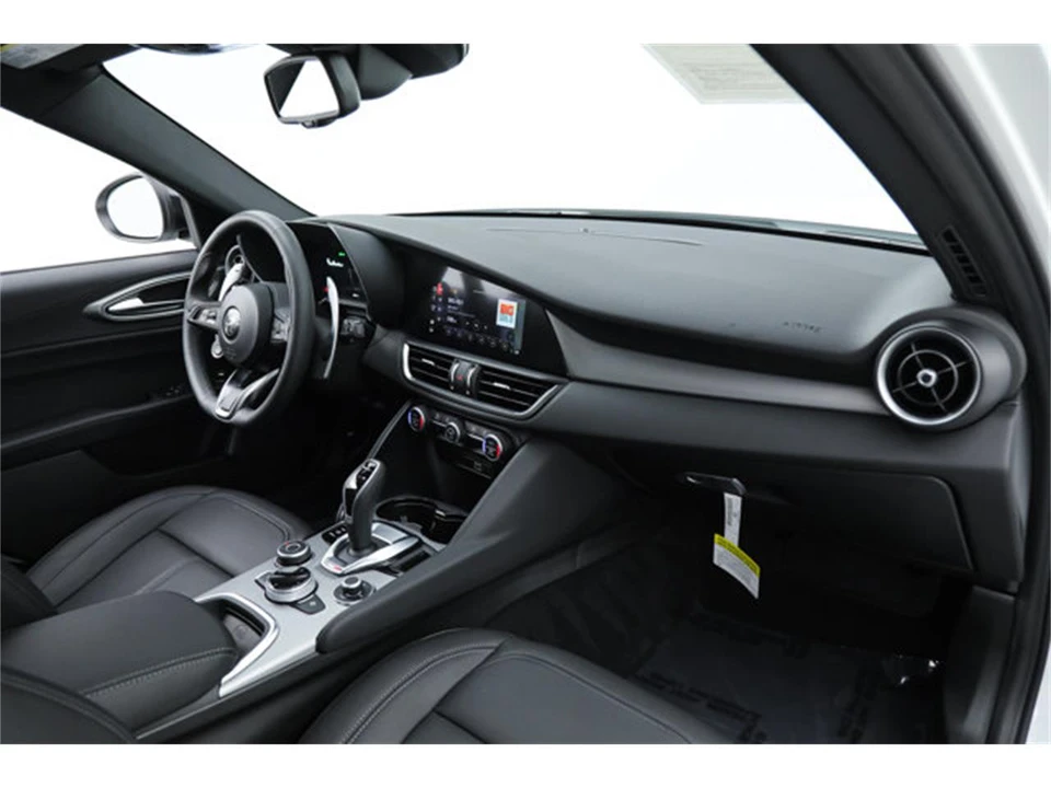 2025 Alfa Romeo Giulia - Image 10 of 21