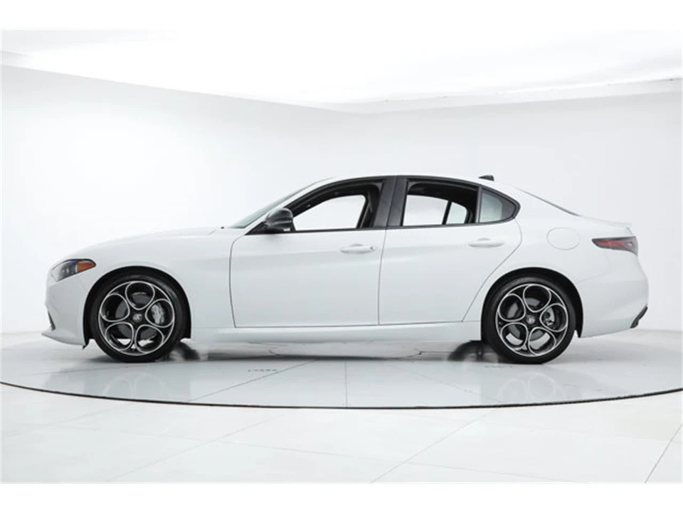 2025 Alfa Romeo Giulia - Image 2 of 21