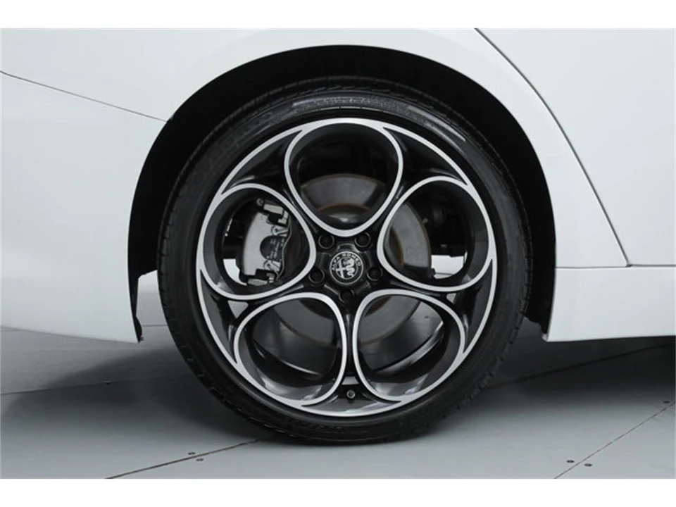 2025 Alfa Romeo Giulia - Image 19 of 21