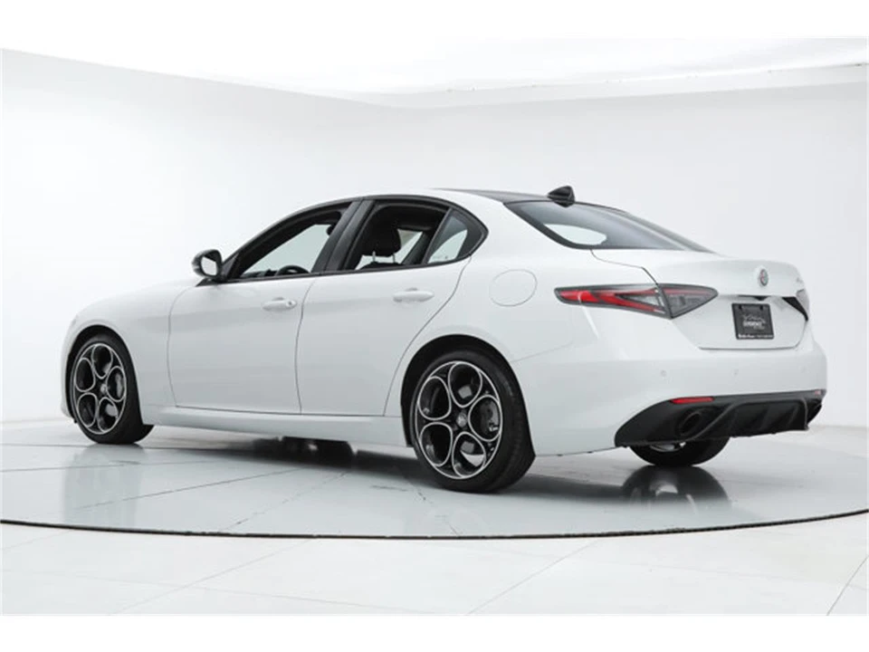 2025 Alfa Romeo Giulia - Image 3 of 21