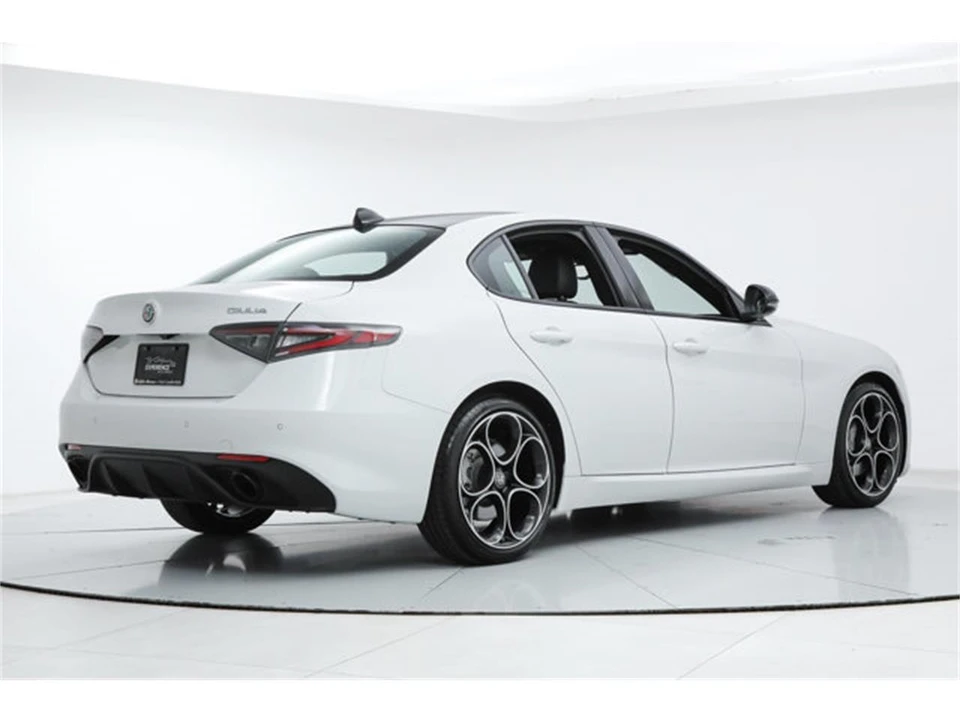 2025 Alfa Romeo Giulia - Image 5 of 21