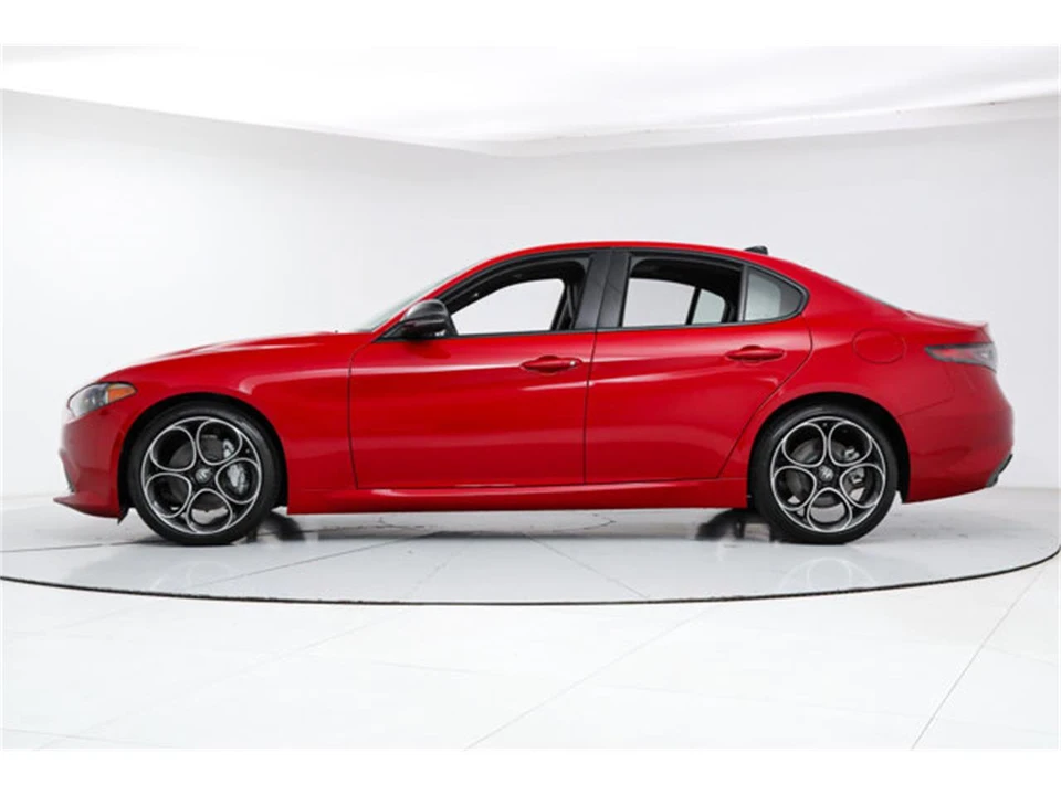 2025 Alfa Romeo Giulia - Image 2 of 22