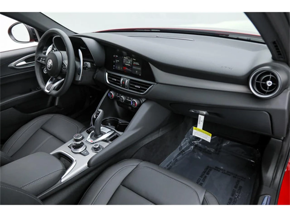 2025 Alfa Romeo Giulia - Image 14 of 22