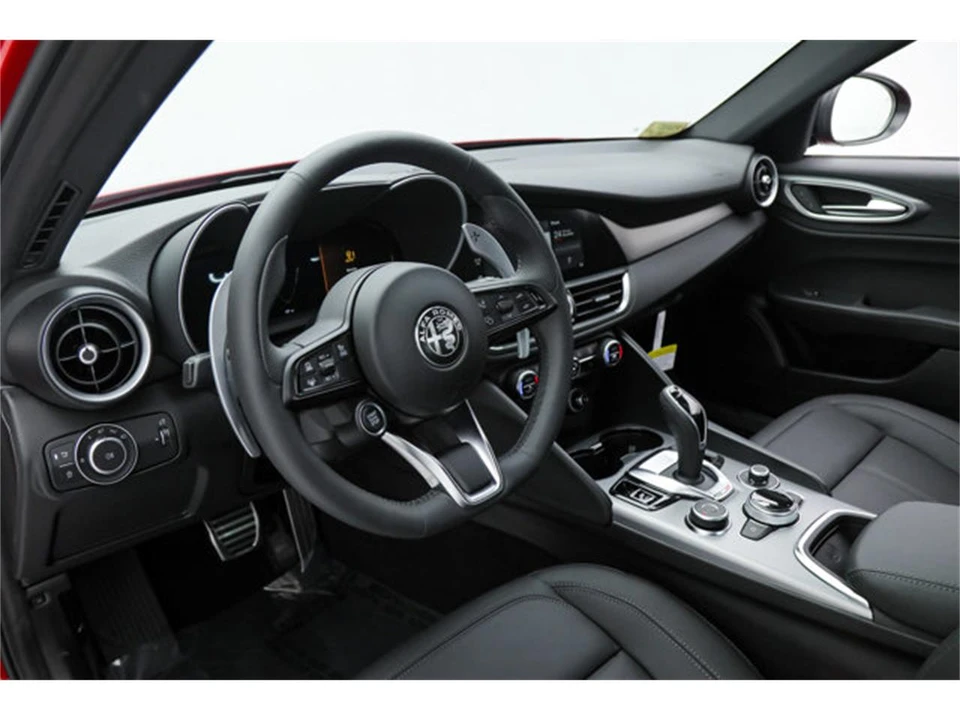 2025 Alfa Romeo Giulia - Image 19 of 22