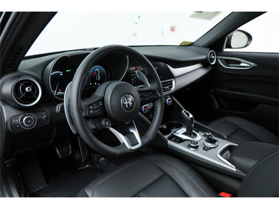 2025 Alfa Romeo Giulia - Image 16 of 21